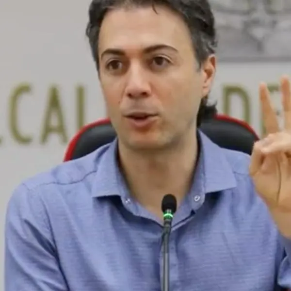 Daniel Quintero cuando era alcalde de Medellín. Recientemente, dijo que ChatGPT lo salvó de enfermedad