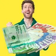 Hombre con billetes de Colombia, en nota sobre banco que presta a reportados