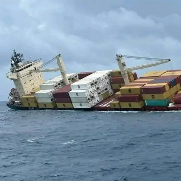 Buque lleno de mercancía naufragó en el mar: esto se sabe del accidente