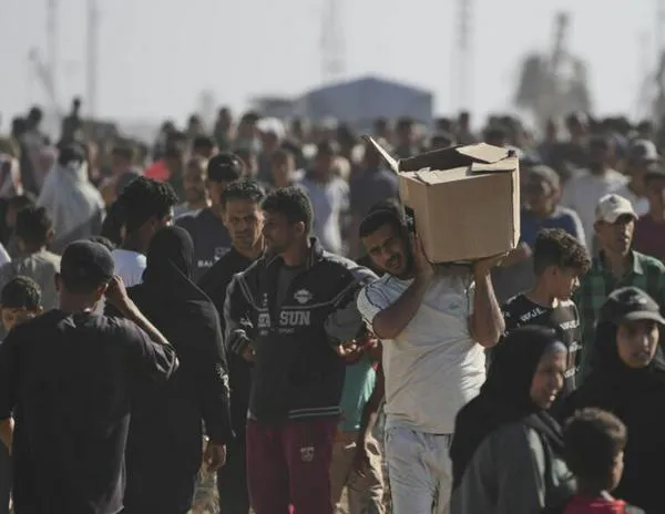 Gaza: una multitud hambrienta irrumpe en un centro de distribución de ayuda