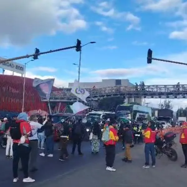 Manifestantes en paro ahora bloquean el Portal Suba de Transmilenio: caos se agrava en Bogotá por cuenta de las protestas por consulta popular. 