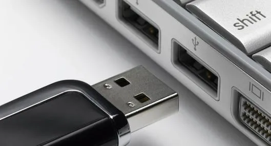 Cuál es la función de los dos agujeros cuadrados del conector USB: no es estétic