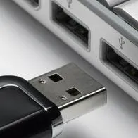 Cuál es la función de los dos agujeros cuadrados del conector USB: no es estétic
