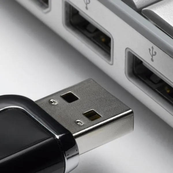 Cuál es la función de los dos agujeros cuadrados del conector USB: no es estétic