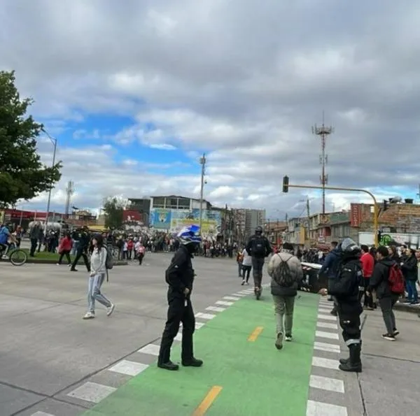Desmanes en Bogotá hizo que reaparecieran miembros de la 'primera línea'; reportan varios bloqueos en la capital. Algunos ciudadanos enfrentaron a capuchos