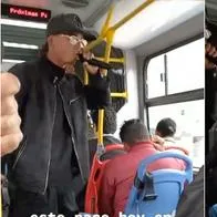 Bogotá: cantante en Transmilenio ofendió a anciano por reclamo y video es viral