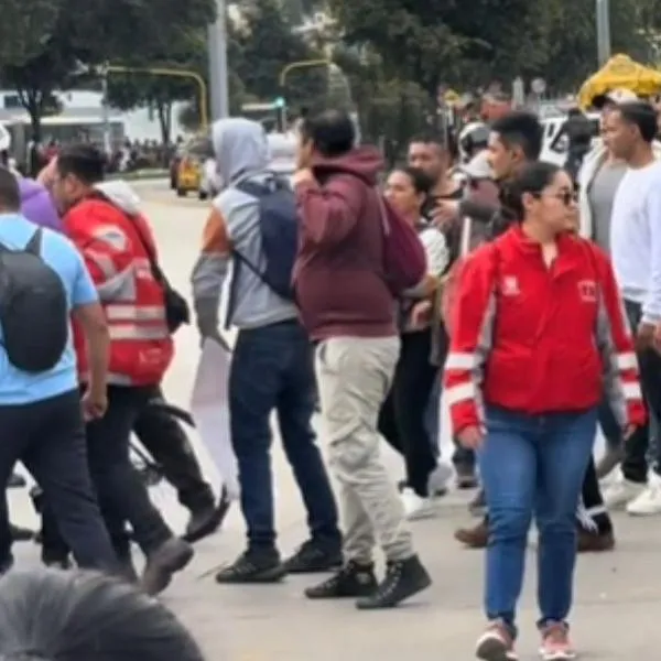 Transmilenio hoy: disturbios en Suba, Bogotá, hoy 28 de mayo por bloqueos y enfrentamientos entre encapuchados y trabajadores.