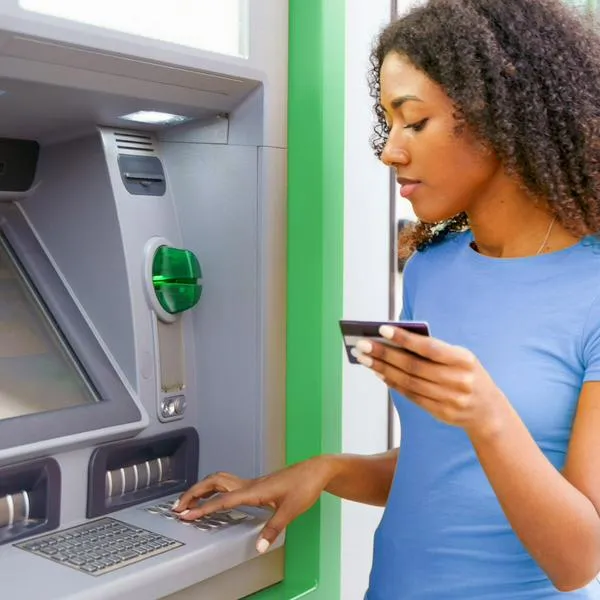 Nubank ahora no cobrará por una vez el retiro de cajeros automáticos en Colombia