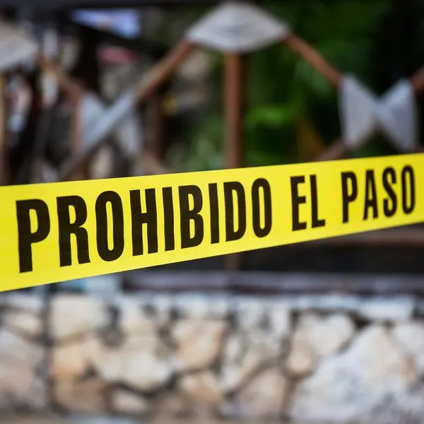 Yellow no cross tape with sign - Prohibido El Pasa