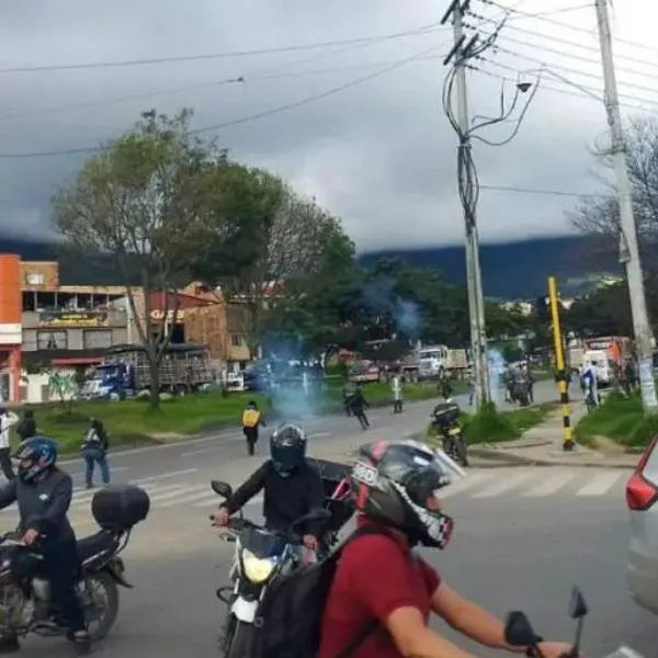 ÚLTIMA HORA: hay varios encapuchados lanzando objetos incendiarios contra la Policía en Usme, sur de Bogotá, en medio del paro nacional. 