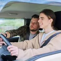 Foto de conductor e hijo, en nota de cuánto es la multa por enseñar a conducir: que no salga caro el favor a su hijo