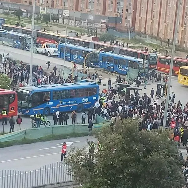 Portal Américas en Bogotá amaneció con problemas hoy por demoras en los servicios de Transmilenio. Buses no pudieron entrar al parqueadero.