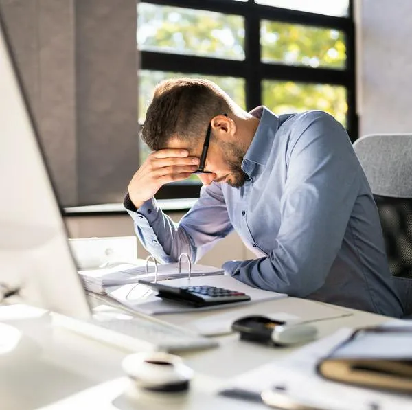 Trabajador y empleado preocupado.