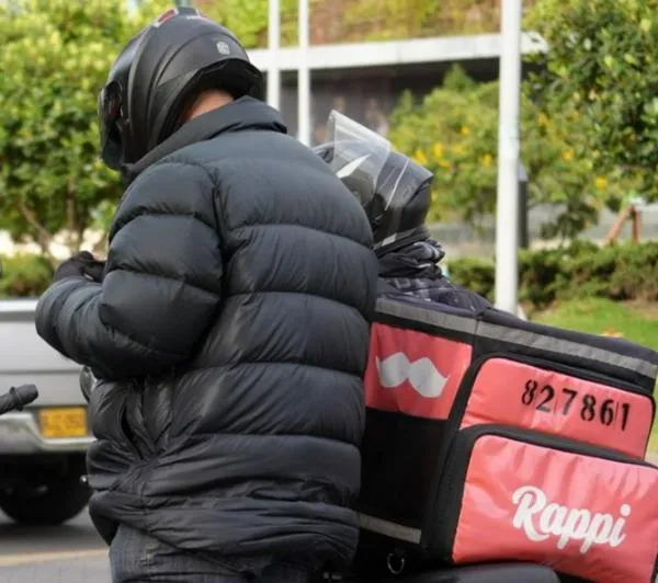 Trabajadores en Colombia de Rappi o Uber deberán pagar pensión y salud