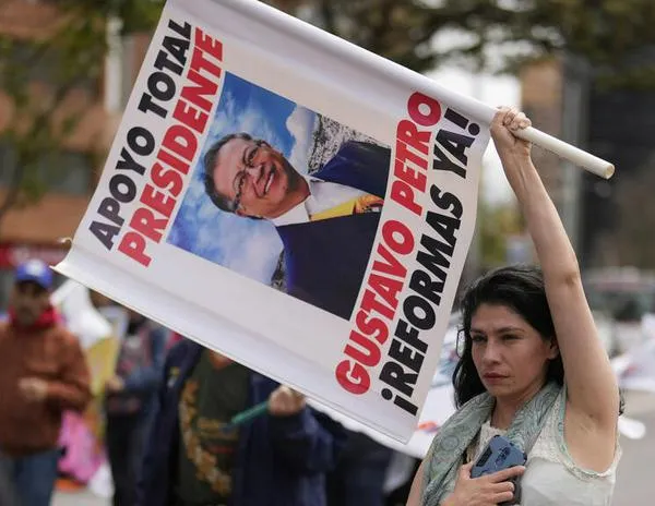 Miles marchan en apoyo a reformas, pero en menor número del esperado por Petro