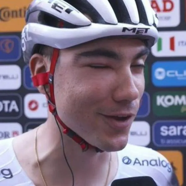 Juan Ayuso se retiró el Giro de Italia, luego de que una abeja lo picara