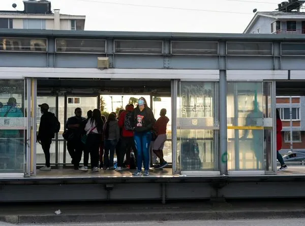 Video: colado en Transmilenio terminó con las piernas aplastadas por bus