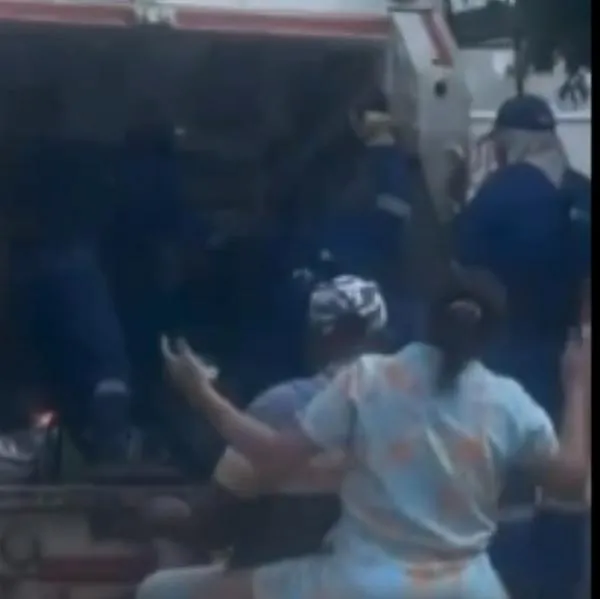 Mamá salió a corretar a camión de la basura que se le llevó maqueta de su hijo. Le tocó montarse en una moto y perseguirlo varias cuadras.