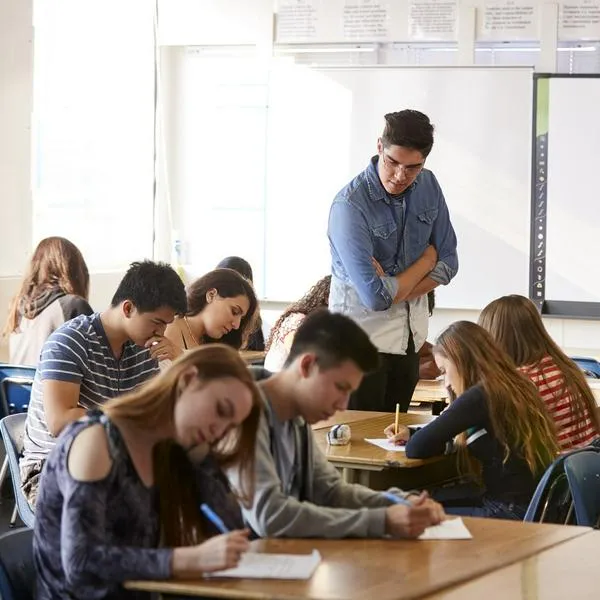 Estudiantes, en nota sobre becas que darán a jóvenes en Bogotá