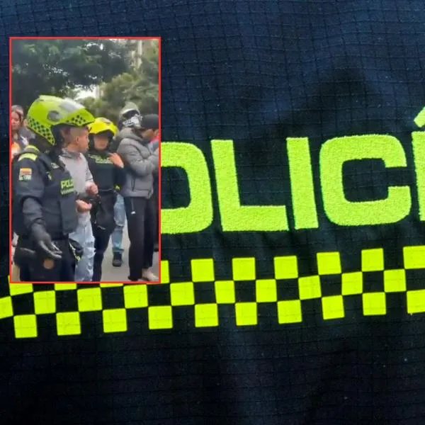 Momento en el que un policía en Bogotá saca su arma y apunta contra personas que golpeaban a señalado ladrón