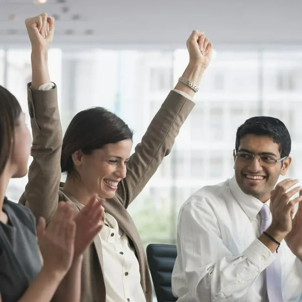 Trabajadores celebrando el pago de la prima extralegal de junio en Colombia; ¿a quiénes aplica?