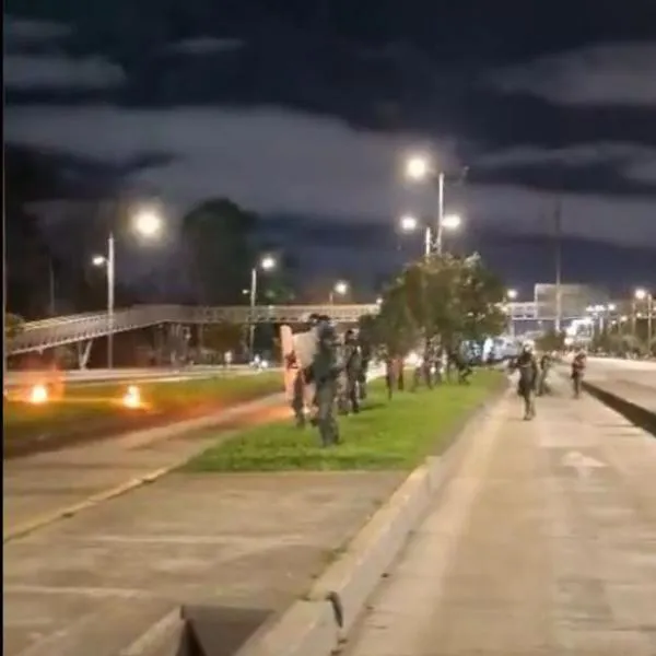 Enfrentamientos entre encapuchados y la UNDMO en Bogotá. Vandalizaron buses de Transmilenio
