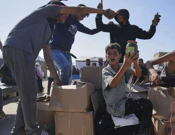 'Era mucho mejor con las ONG’: gazatíes denuncian distribución de ayuda alimentaria controlada por Israel