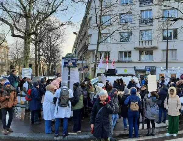 El gobierno francés facilita la regularización de los médicos extranjeros