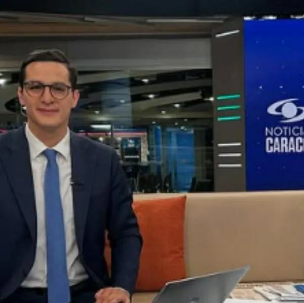 Quién es Nicolás Rojas, joven talento que reemplazó a Andrés Montoya en Noticias Caracol. Sus cubrimientos en fuentes como Bogotá y Gobierno le sirvieron. 