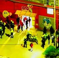 Aparecen nuevos videos del robo a supermercado Ara, en Bogotá: vándalos se llevaron hasta los carritos del mercado. Hay dos menores detenidos. 