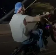 Critican a Farruko por maniobras peligrosas en su moto en Medellín