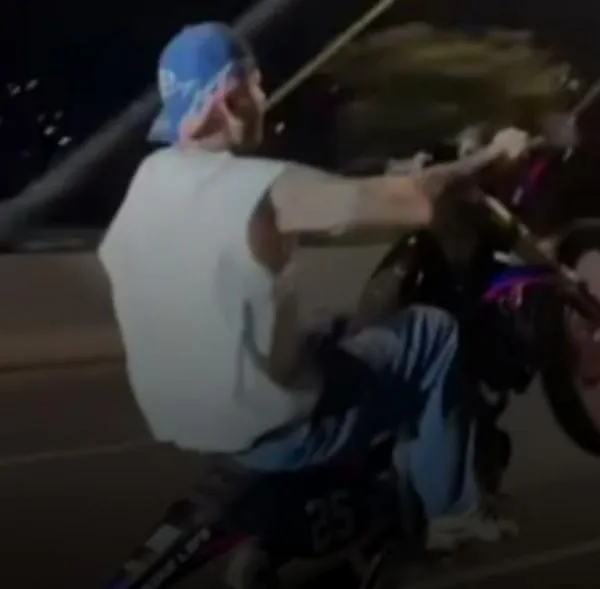 Critican a Farruko por maniobras peligrosas en su moto en Medellín