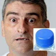 Foto de sorpresa y tapa de plástico, en nota de para qué sirve el anillo de plástico en tapas de botellas: dato por manipulación