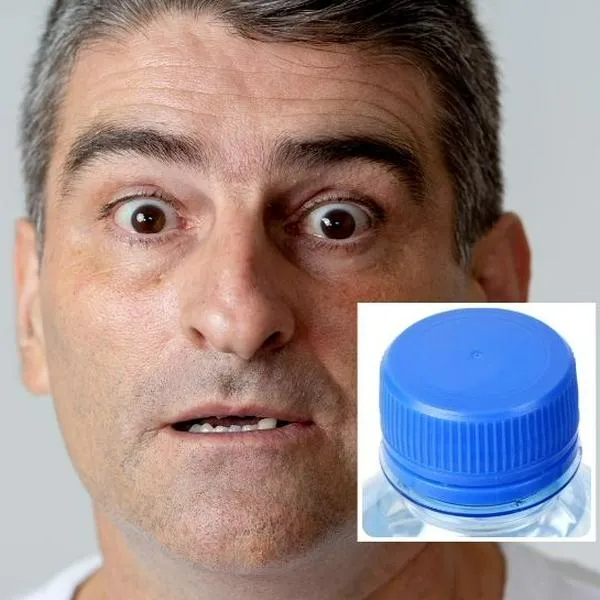 Foto de sorpresa y tapa de plástico, en nota de para qué sirve el anillo de plástico en tapas de botellas: dato por manipulación