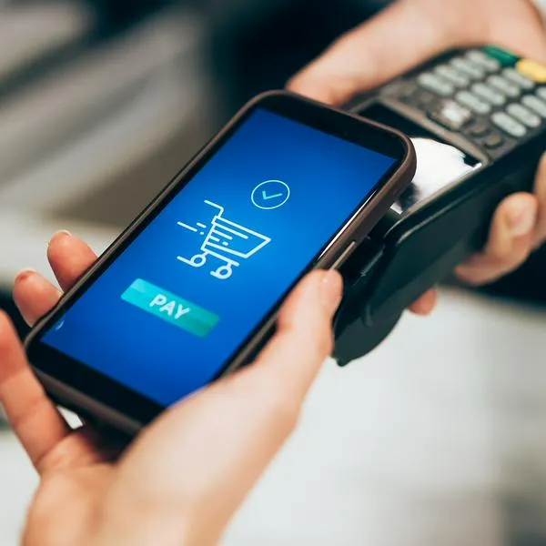 Mujer pagando con plataforma, en nota sobre que Mercado Pago quiere ser un banco