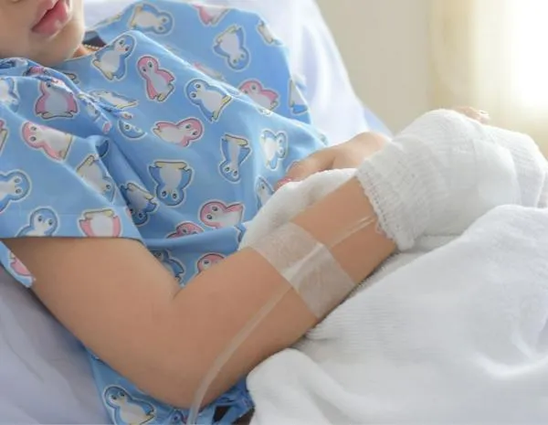 Niña de 2 años murió luego de ser herida en ataque sicarial: fue bala perdida