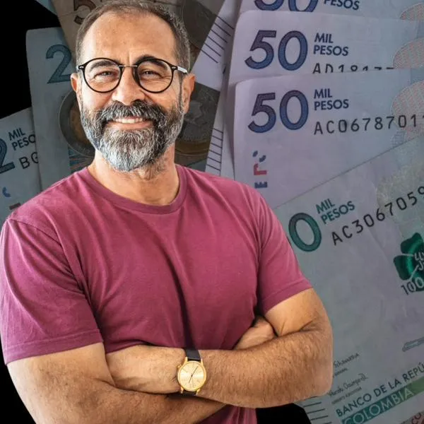 Billetes de Colombia y hombre, en nota sobre el banco en Colombia que da créditos a pensionados