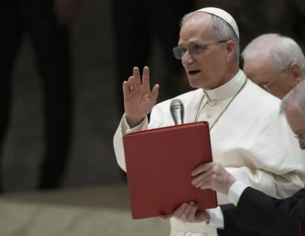 El Papa León XIV actualiza su documento de identidad peruano en el Vaticano