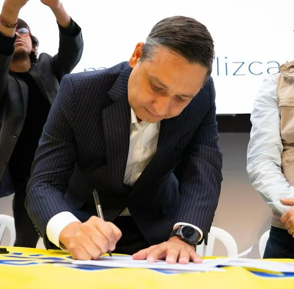Mauricio Lizcano se convirtió en el primer candidato en inscribir su candidatura presidencial. Lo hizo acompañado del exgobernador del Meta Alan Jara. 