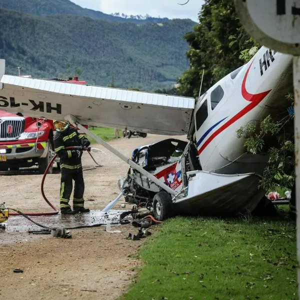 Impresionantes fotos del accidente de avioneta cerca de Bogotá: hay un total de 5 personas heridas. Investigan causas. 
