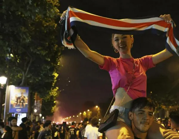 Los hinchas del PSG celebran un título histórico en las calles de París