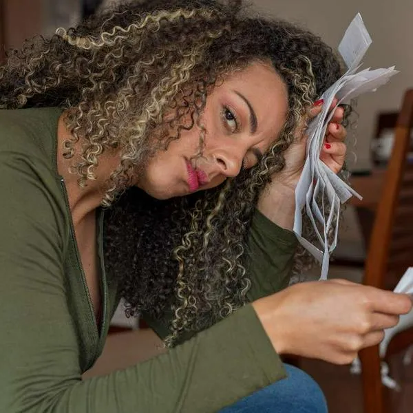 Foto de mujer preocupada, en nota de por qué no rinde el salario mensual en Colombia en 2025: medidas para corregirlo