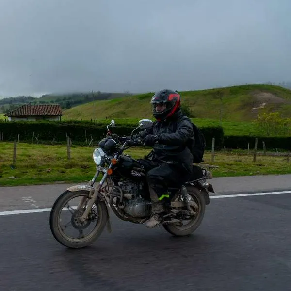 Foto de motociclista en Colombia, en nota sobre cómo es seguridad de motociclistas en Colombia: alerta de situación insostenible