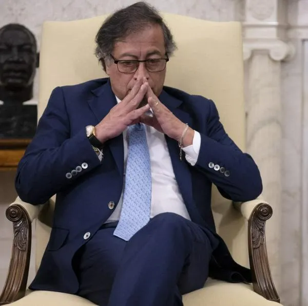El presidente Gustavo Petro convierte un reclamo válido de la candidata Vicky Dávila sobre su paradero en "ataque de celos". 