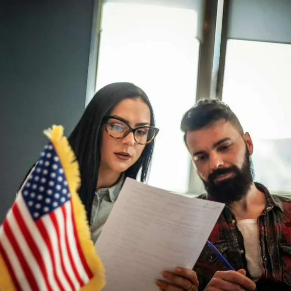 Foto de trabajo en Estados Unidos, en nota de cuáles son las mejores ciudades en Estados Unidos para encontrar trabajo en 2025