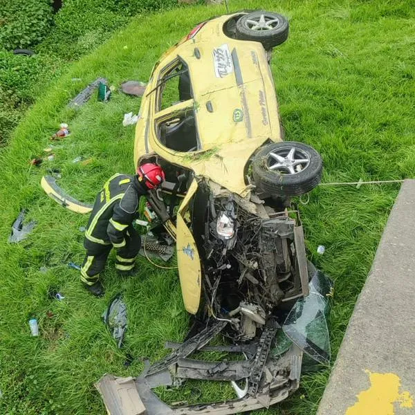Un taxi quedó completamente destrozado