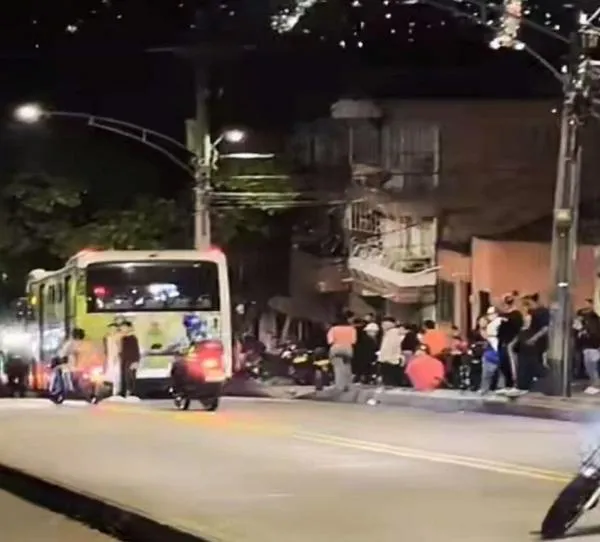 Motociclista murió en Medellín: chocó contra el metroplús cuando hacía piruetas