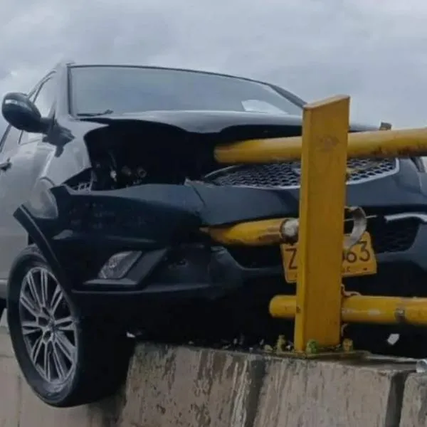 Accidente en Aeropuerto El Dorado: conductor se estrelló con baranda de puente