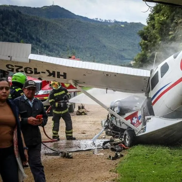 Confirman primera muerte por accidente de avioneta cerca de Bogotá: piloto se encuentra muy grave y en estado crítico. 