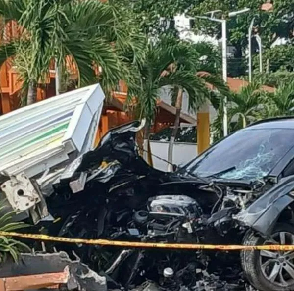 Trágico accidente en bomba de gasolina: camioneta derribó letrero de precios del combustible. Hubo una persona herida. 